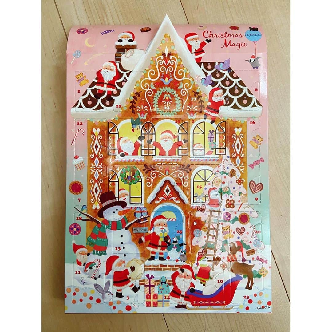 おおで ゆかこのインスタグラム：「今年もメリーチョコレート2020年クリスマス商品のパッケージイラストを担当させて頂きました❄️🎄 lotte-shop.jp/shop/e/eMxmas/ アドベントカレンダーは描き下ろし、缶などは去年のデザインの引き継ぎです。(写真に写っているバケツ缶はもう無いかもしれません) ぜひ今年のクリスマスギフトにどうぞ〜！」