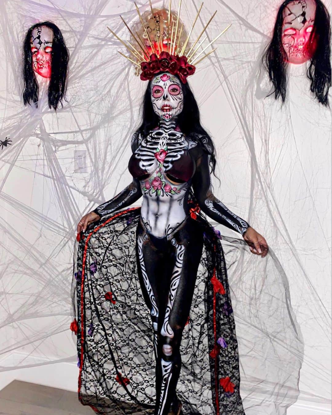 Eri Antonのインスタグラム：「Dia de los Muertos 💀🎃 👻  Swipe to see all the BTS of this amazing body painting!   www.erianton.com ✨✨✨  Body painting by:   @frankie.segura  #halloween #diadelosmuertos #bodypaint」