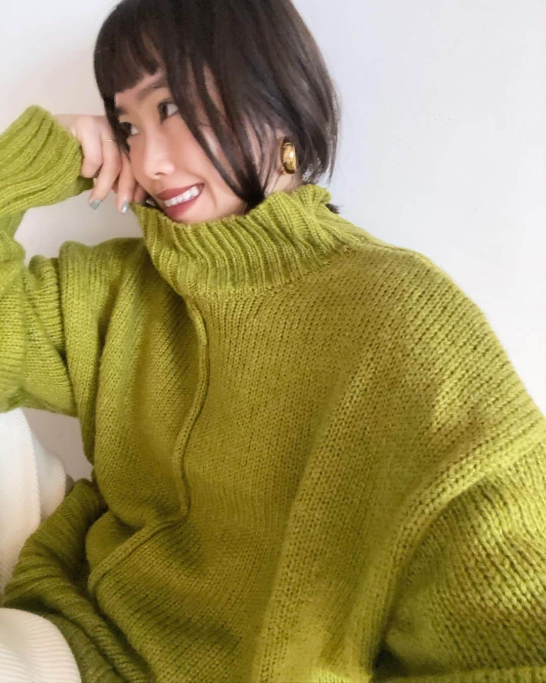 井村亜里香のインスタグラム：「雨だからピスタチオカラーのニットを着て テンションをあげてみた🟢 ニット🔛　@_vacancy_official  自分の機嫌のとり方は自分自身が 1番知ってる😗 ・ #vacancy#knit#knittinglove#code #fashion#codenate#ootd #ヴァカンシー#ニット#ピスタチオカラー  #ニットコーデ#通販#冬服#私服#セーター #コーデ#毎日コーデ#ファッション通販」