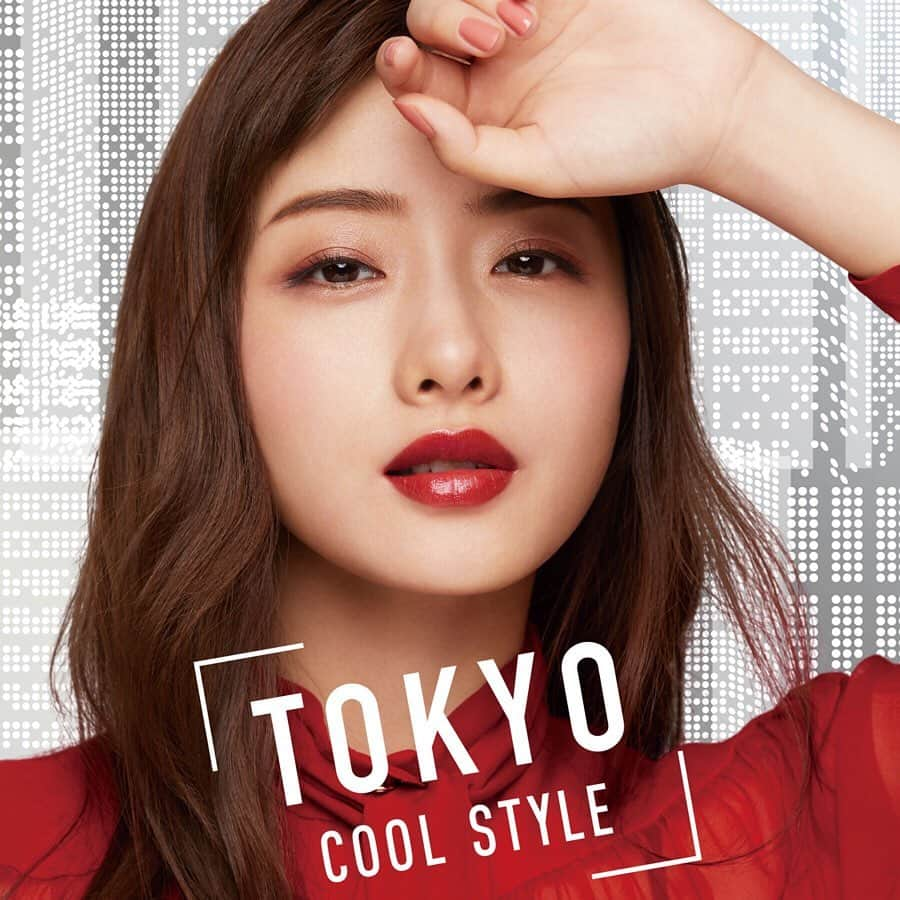 AUBE オーブ 公式のインスタグラム：「【石原さとみさん×クールスタイル】﻿ ―― TOKYO COOL STYLE ――﻿ 私だけの個性を発信する﻿ 東京をイメージしたメイクスタイル﻿ ﻿ 11月新発売のタイムレスカラーリップ6色を﻿ 使った新メイクパターンは、﻿ 日本の都市からインスパイアされたもの。﻿ ﻿ メイクパターンは全6種。1日1種ずつ﻿ 投稿しますので、﻿ 好きなメイクをいいねで教えてね！﻿ ﻿ あなたはどんなメイクでこの冬を過ごしますか？﻿ ﻿ ＜石原さとみさん使用色＞﻿ ★タイムレスカラーリップ　01 ブラウンレッド﻿ ★ブラシひと塗りシャドウN　15レッド系﻿ ★ブラシひと塗りチーク　03　ベージュレッド ★見たまま塗るだけアイブロウコンパクト　BR812﻿ ﻿ #AUBE #オーブ #タイムレスカラーリップ #幸せリップ #石原さとみ #新商品 #新発売 #新作情報 #新作コスメ #新作コスメ2020 #新作リップ #時短メイク #マスクメイク #時短コスメ #リップ #口紅 #リモートメイク #リップメイク #テレワークメイク #お仕事メイク #おすすめリップ #ナチュラルメイク #デートメイク #コスメ紹介 #秋コスメ #秋メイク #秋リップ #色持ち #コスメ好き #10秒シャドウ」