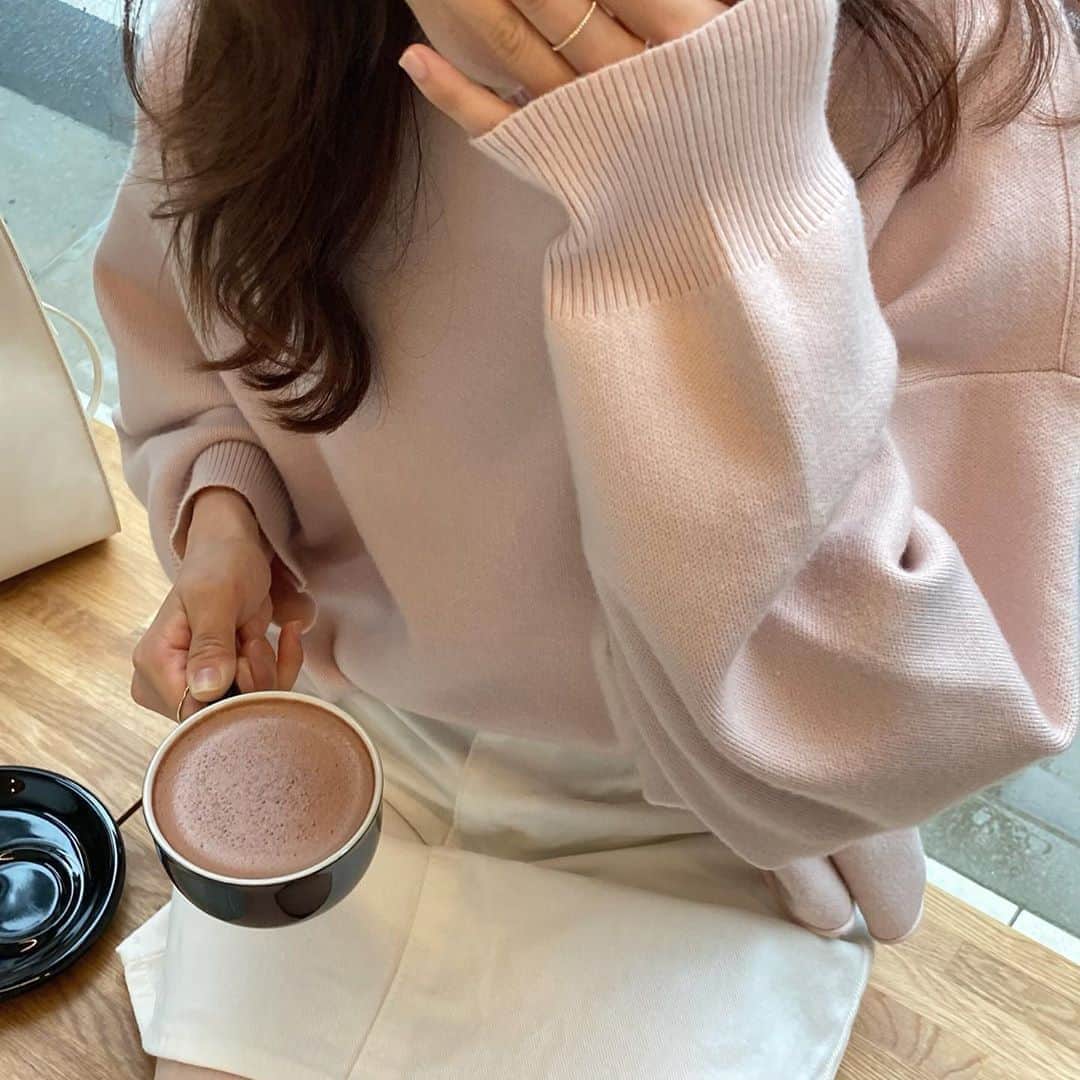 のインスタグラム：「また新たな韓国っぽカフェがopen!【WESTSIDE COFFEE】🍮🐻⁣ ......⁣ 東京・蔵前に9月にオープンしたばかりのカフェ【WESTSIDE COFFEE（ウエストサイドコーヒー）】☕️🍂自家焙煎のコーヒーを飲んでちょっぴり大人な気分を楽しめちゃうカフェだよ🤭💭⁣ コーヒーのお供におすすめのプリンは固め派がだいすきな固さ🍮🥄他にもチーズケーキや焼き菓子もあるからどれにしようか迷っちゃうね🍪💕⁣ 赤レンガ🧱の外観とシンプルな店内は韓国っぽいと話題みたい🦊朝8時からオープンしているから朝活にもぴったりだよ☀️⁣ ❣❣❣❣❣⁣ サイトやSNSで掲載させていただくお写真募集中😘📸⁣ かわいいコーデやアイテム、注目スポットなどが撮れたら、ハッシュタグ→#rili_tokyo  を付けて投稿❗⁣ ．⁣ Special Thanks💋 Photo by⁣ @euyum⁣ @i__rouge⁣ @miho_jiyu⁣ @kanasanpo_1106⁣ @hiimjiyoung⁣ @euyum⁣ @____kn26⁣ @0chestnut⁣ ．⁣ #WESTSIDECOFFEE#ウエストサイドコーヒー#東京カフェ#蔵前カフェ#浅草カフェ#チーズケーキ#韓国カフェ#韓国っぽカフェ#朝活#朝カフェ #rili_tokyo #おしゃれさんと繋がりたい #お洒落さんと繋がりたい #ファッション #패션스타그램 #ootd #outfit」