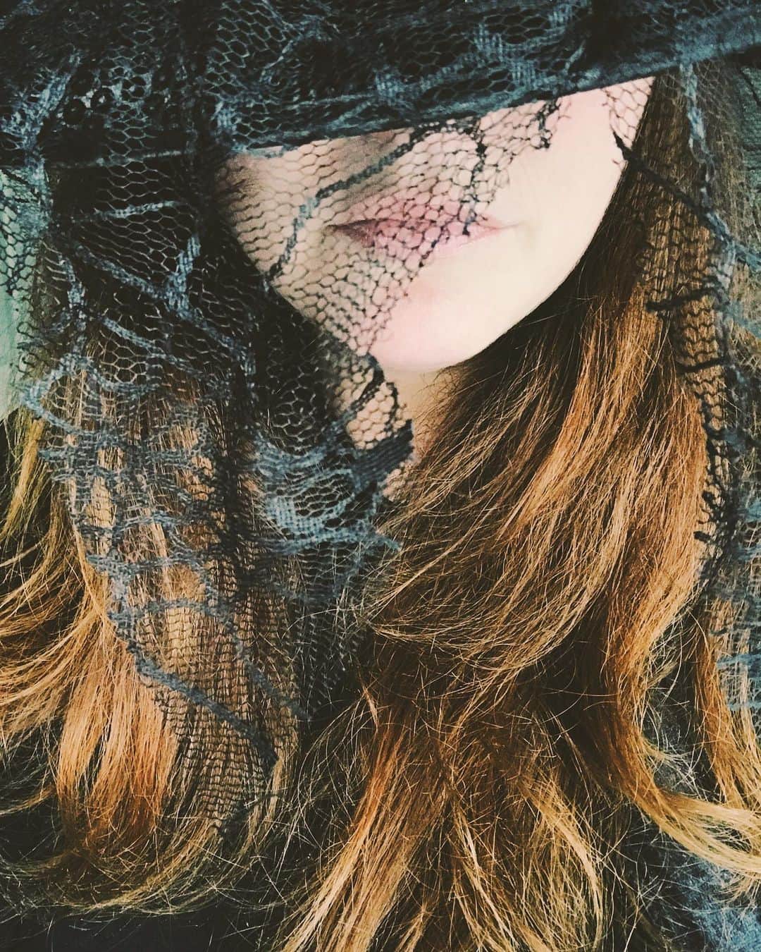 Robin May Flemingのインスタグラム：「That was a very strange, but very special Halloween. I especially liked the little girl who toddled up to my treat table and began carefully placing *every single item* into her plastic pumpkin pail while her dad happily waved from the street.   I hope you all made some fun new memories, celebrating the brilliantly human capacity to adapt and flourish while keeping your community safe. xo.」