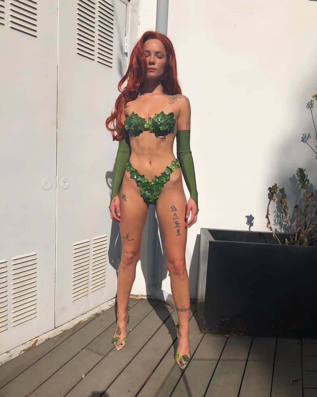 Halseyさんのインスタグラム写真 - (HalseyInstagram)「and from my bed: a 2018 TBT of me trying on my poison ivy costume for the first time. I miss being ~*tour shredded*~ but also I am comfy and squishy now so can’t complain.」11月2日 6時07分 - iamhalsey