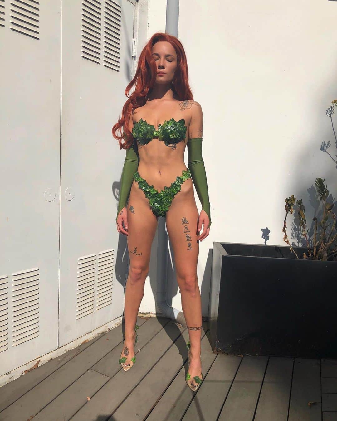 Halseyのインスタグラム：「and from my bed: a 2018 TBT of me trying on my poison ivy costume for the first time. I miss being ~*tour shredded*~ but also I am comfy and squishy now so can’t complain.」