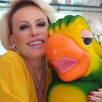 Eliana Michaelichin Bezerraのインスタグラム：「Querida @anamaria16 receba todo o meu carinho. Meus sentimentos aos amigos e familiares do ator Tom Veiga que interpretava o carismático Louro José. Triste notícia. Descanse em paz🙏🏻」