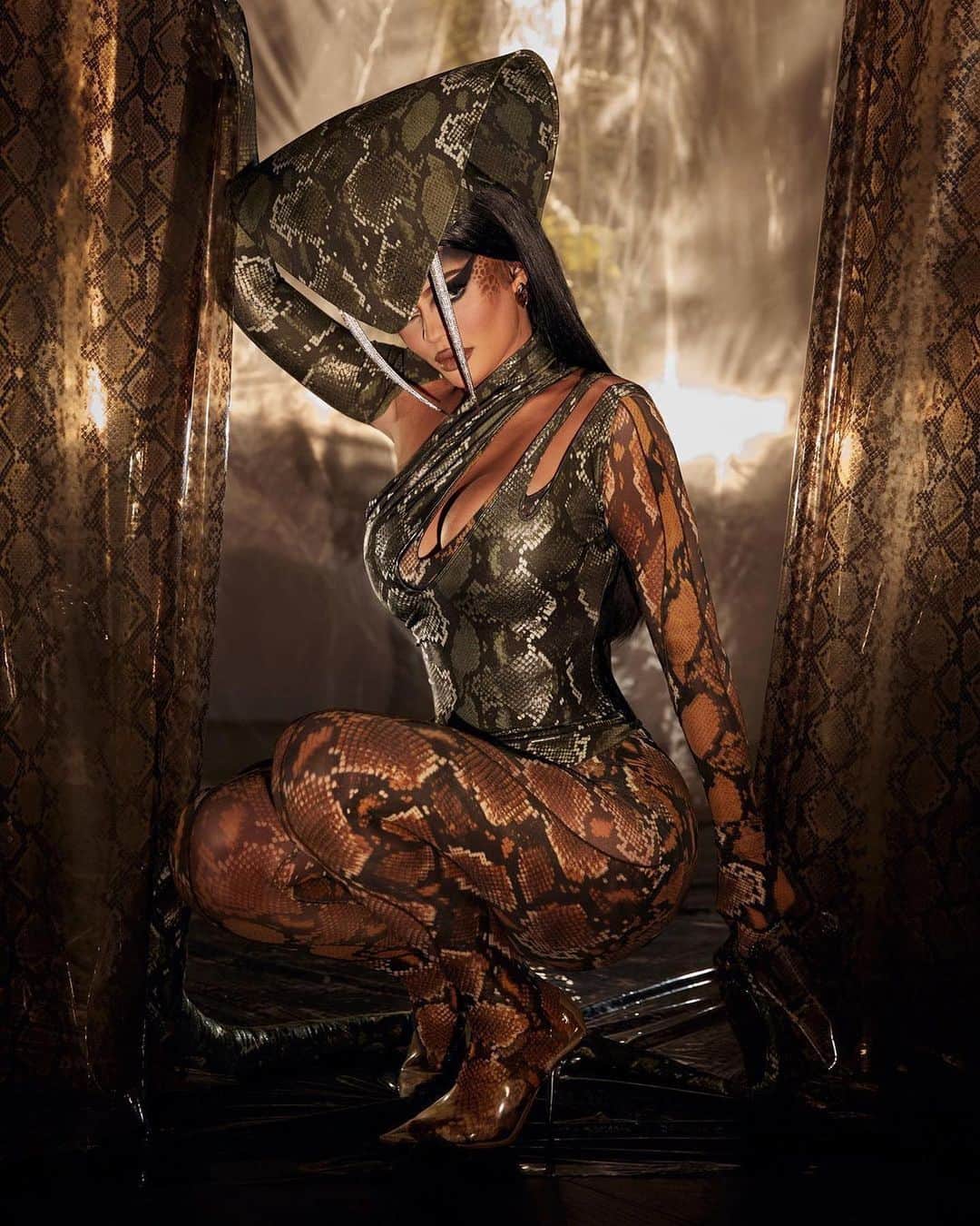 ミュグレーのインスタグラム：「@kyliejenner wears custom MUGLER by @cadwallader for Halloween 2020. A holographic python printed bodysuit and a matching hat with crystal encrusted metal fangs. - - Stylist @jilljacobsstudio  Photographer @gregswalesart  Headpiece by @stephenjonesmillinery for MUGLER  #mugler」