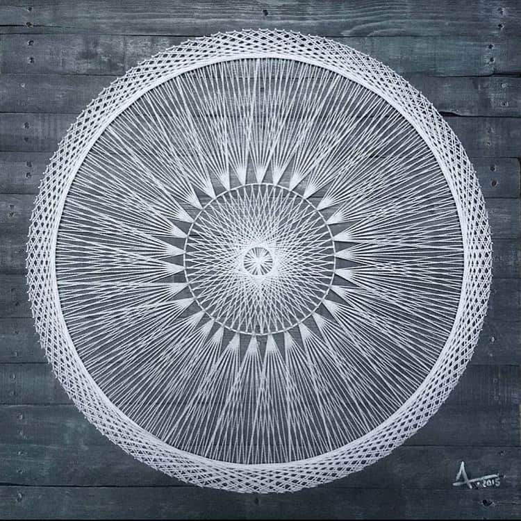 Art Collective Magazineさんのインスタグラム写真 - (Art Collective MagazineInstagram)「Crazy mandala using all strings of yarn and nails on wood by @fluidstateofwood 💥 Check their page for more! #mandala #stringart #artnerd #artcollective」11月2日 6時14分 - art_collective