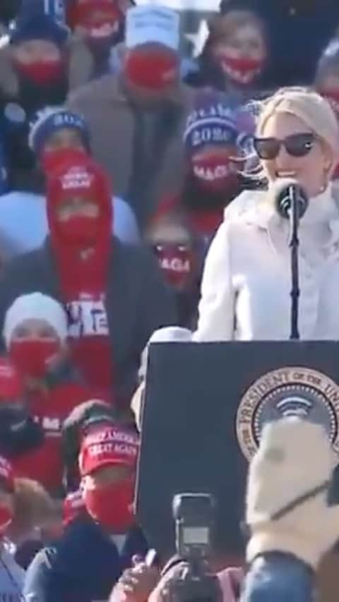 のインスタグラム：「Honored to be in Dubuque, Iowa with my father today... I’ll be back in the Hawkeye state again tomorrow campaigning with Senator Joni Ernst! 🇺🇸」