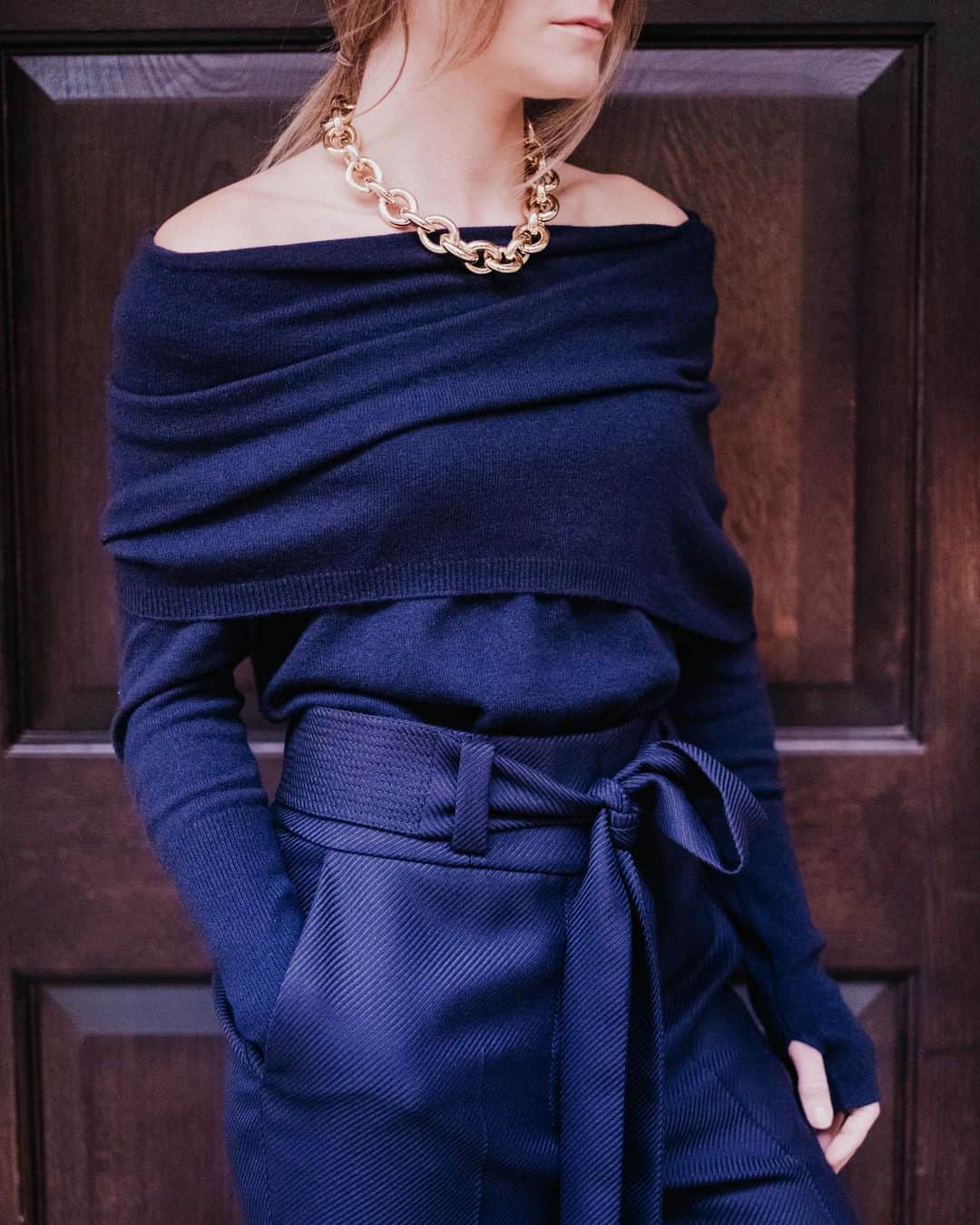 アマンダ ウェイクリーのインスタグラム：「Nothing says investment dressing quite like multi-tasking cashmere… our wrap shoulder top is the ultimate fusion of versatility and luxury with three chic ways to wear… transformative dressing is as easy as 1,2,3…   The Bardot– Slip the neckline off the shoulders for a sensual Bardot neckline… The perfect canvas for a chunky statement necklace…   The Hoodie- Wear to the back to create a luxey high neck hoodie… sports luxe to take you from city to country and back…   The Cowl– Drop the draped panel to the front to create a chic and cosy cowl… statement comfort dressing at its most effortless…」