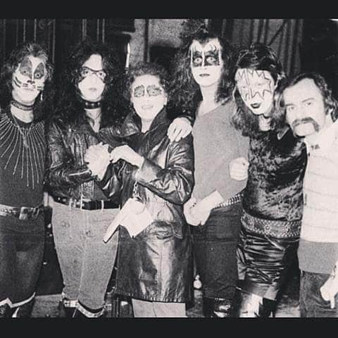 KISSさんのインスタグラム写真 - (KISSInstagram)「#KISSTORY - November 1, 1973 - #KISS signed their first record contract with Neil Bogart's Casablanca Records.」11月2日 6時35分 - kissonline