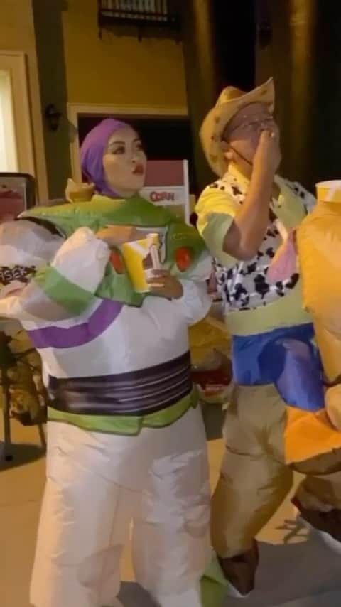 リアン Vのインスタグラム：「Buzz Thickyear and Papa Woody spotted last night 🍿😂 #halloweenlook #fyp」