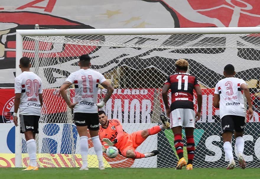 São Paulo FCさんのインスタグラム写真 - (São Paulo FCInstagram)「🇾🇪🙌 “Uma tarde mágica!” ⠀⠀⠀⠀⠀⠀⠀⠀⠀  @tiagovolpi_90 no Dia de Todos os Santos: ⠀⠀⠀⠀⠀⠀⠀⠀⠀  ❌❌ Dois pênaltis defendidos 🅰️ Uma assistência ⠀⠀⠀⠀⠀⠀⠀⠀⠀  #VamosSãoPaulo 🇾🇪 ⠀⠀⠀⠀⠀⠀⠀⠀⠀  📸 Rubens Chiri / saopaulofc.net」11月2日 6時54分 - saopaulofc