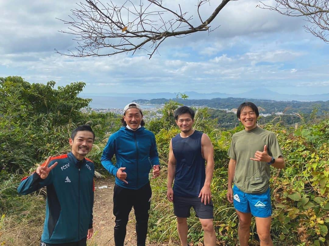 石川直宏さんのインスタグラム写真 - (石川直宏Instagram)「初めてのトレイルランニング⛰🏃‍♂️💨  逗子・鎌倉をDi-Spoメンバーで。 トレイルランナーの宮地さん、フットサルの北原くん、レスリングの金久保くんと🤝  13〜14キロくらいかな。自然の中を皆で走るって気持ちがいい✨  ランニング後は友人のお店で地産地消🥗🐟🍻  最幸〜🤙 . . #トレイルランニング #逗子 #zushi #鎌倉 #kamakura #DiSpo メンバー #宮地藤雄 さん #北原亘 くん #金久保武大 くん #地産地消 #YOKOSUKABEER #YOKOSUKAPRIDE #NAGASAWALEMONGRASS #IPA」11月2日 6時49分 - sgss.18