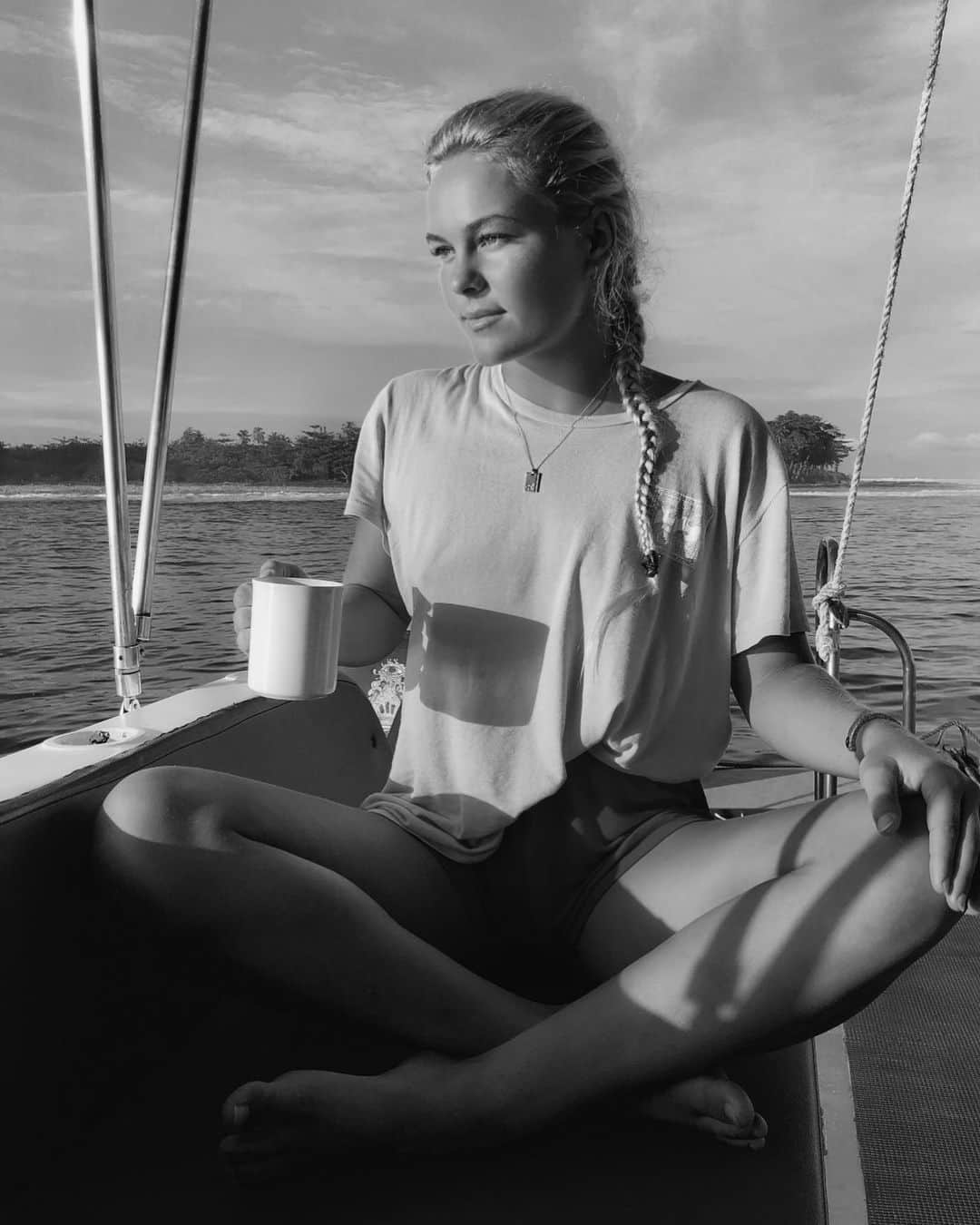 フェリシティー・パルマティアーのインスタグラム：「About to go exactly this... well maybe minus being on a boat in the tropics... so what I’m really going to do is drink coffee ☕️」