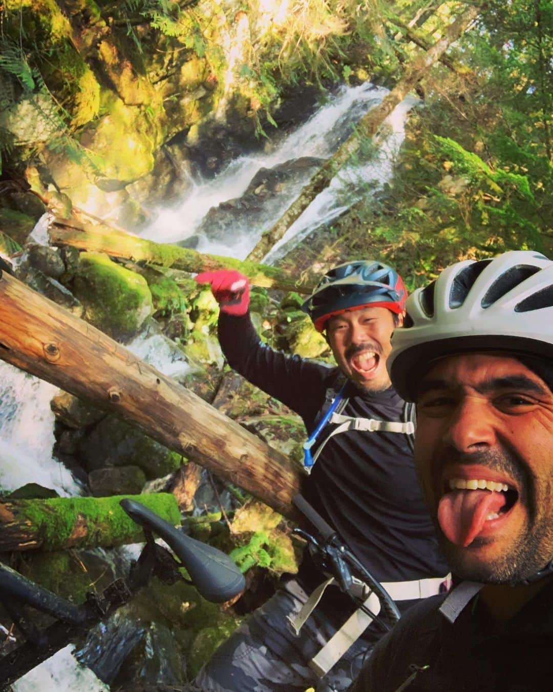イグナシオ・セルキオのインスタグラム：「Mountain biking adventure with this fool @seatoskystunts  . . . 🏔 🚲 . . . #mountainbike #adventure #squamish #bc #canada」