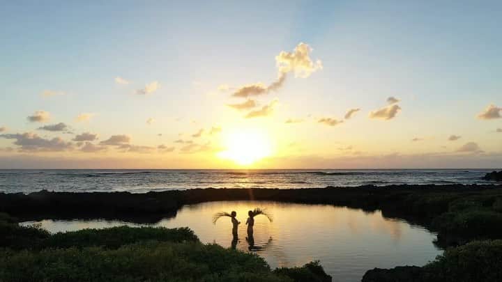 のインスタグラム：「超穴場へ✨素敵すぎる🥺 涙でそうになった🥺 　 　 　 　 　 #photography #photooftheday #写真好きな人と繋がりたい #海 #沖縄 #sunset」
