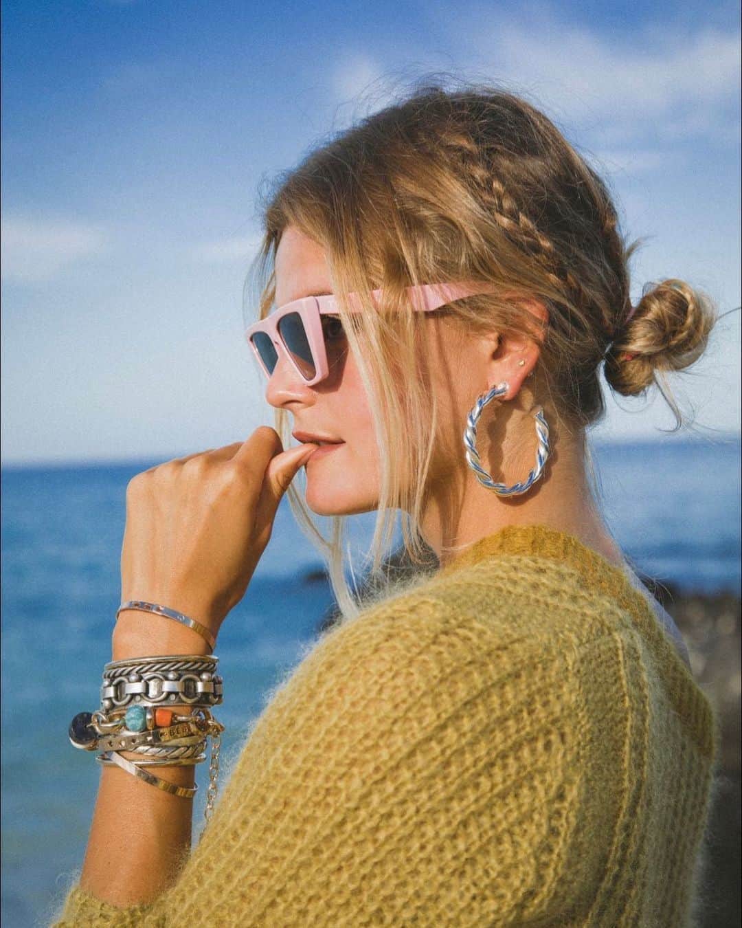 ダニジョーのインスタグラム：「Rose colored perspective ✨ @palomafield in our Naomi hoops, Mustard Cropped Sweater and a silver stack ⛓」