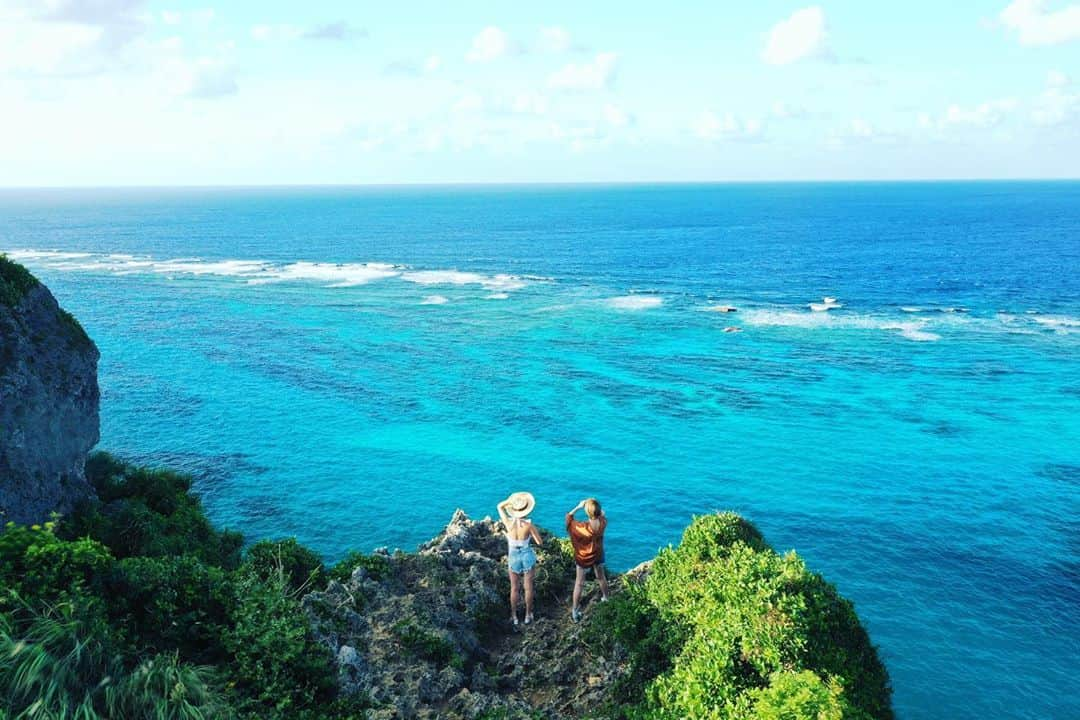 ぴょん♡のインスタグラム：「絶景🌊落ちたら死にます🥺 麦わら帽子が飛んでいって危なかった😂笑 地元民しかしらない超穴場へきたよ😍❤️ 　 　 　 　 　 #ocean #sea #宮古ブルー #絶景 #海」