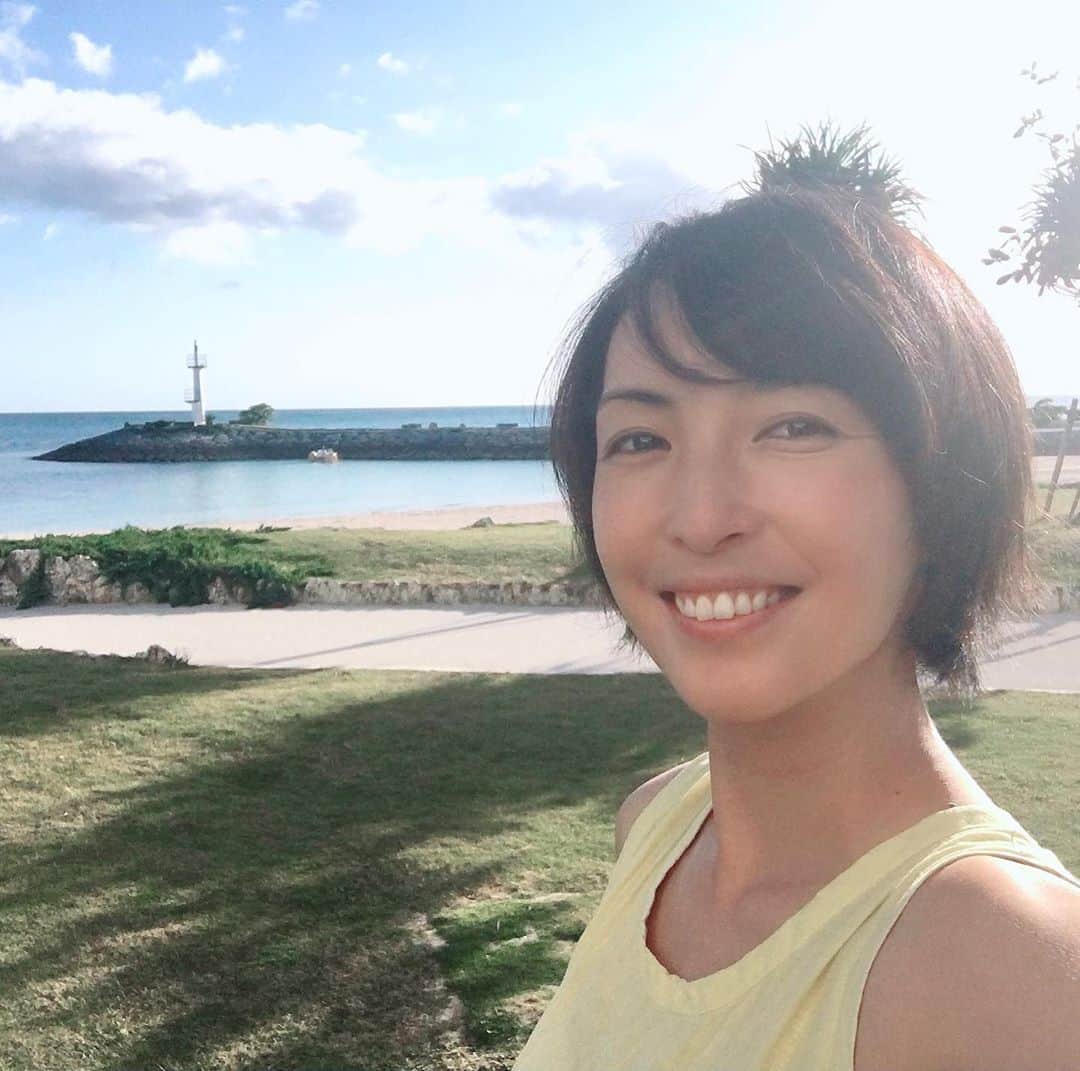 蒲生麻由のインスタグラム：「家族旅行で沖縄に来ています🌴 11月なので流石にもう寒いかなーと思いきや、思っていた以上に暖かく、天気も良くて最高🤗  #家族旅行 #沖縄旅行 #沖縄本島旅行 #mamalife #男の子ママ #次男坊はじめでの飛行機 #2年ぶりの沖縄 #familytrip #青い海さいこう」