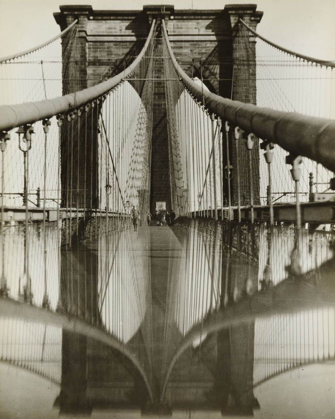 ニューヨーク近代美術館のインスタグラム：「The beauty of New York in the rain ❤️  📸 J. Jay Hirz. "#BrooklynBridge in Rainy Weather." 1927. Gelatin silver print. © Hirz/Frederic Lewis/Archive Photos/Getty Images」