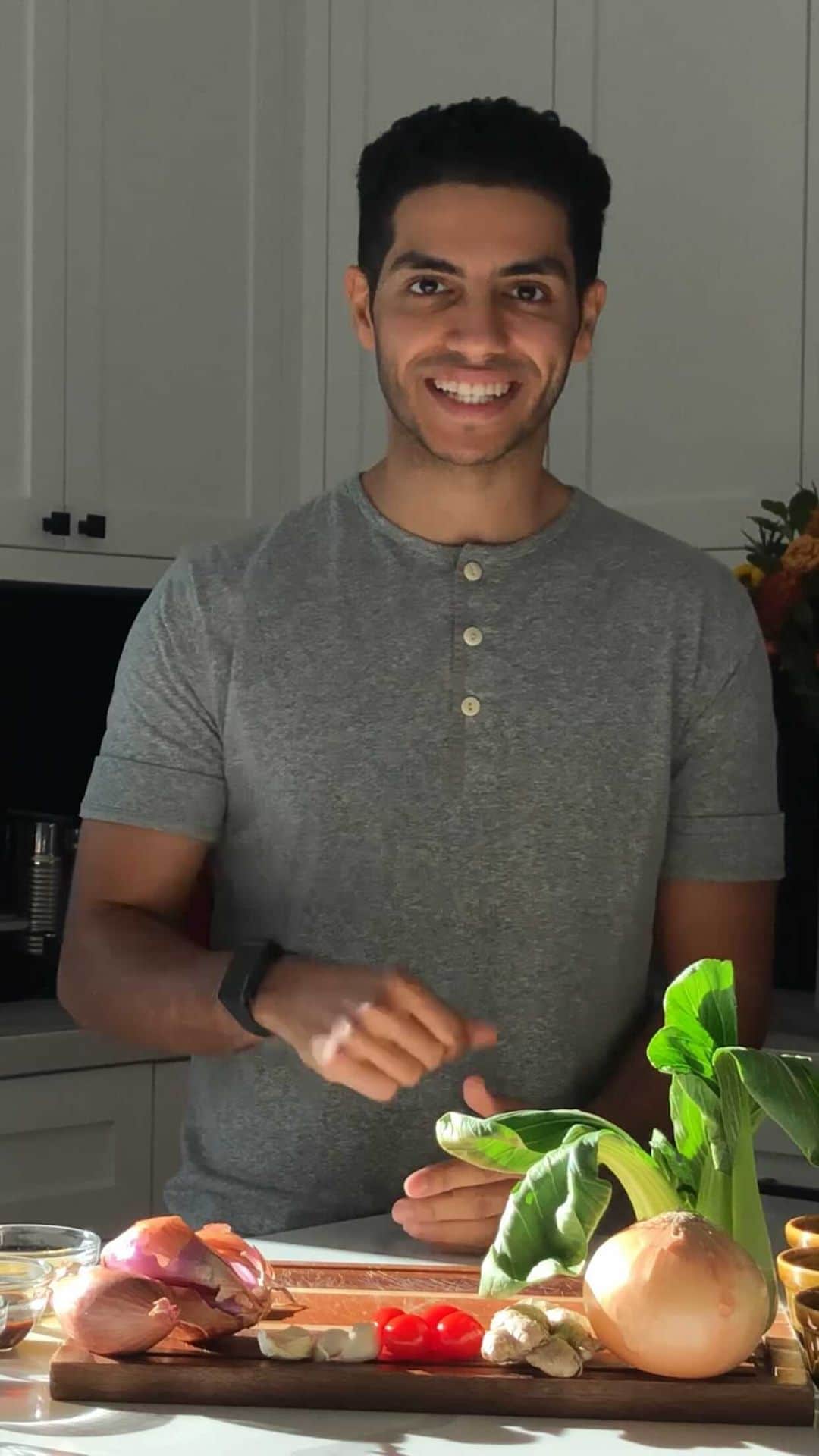 メナ・マスードのインスタグラム：「Mami Noodle Soup inspired by @ichizakitchen via my book #EvolvingVegan. Happy #WorldVeganDay y’all. Here’s to living a more plant-based life one noodle soup at a time. (Skip to the 4:00 minute mark for the sexy overhead cooking demo)!」