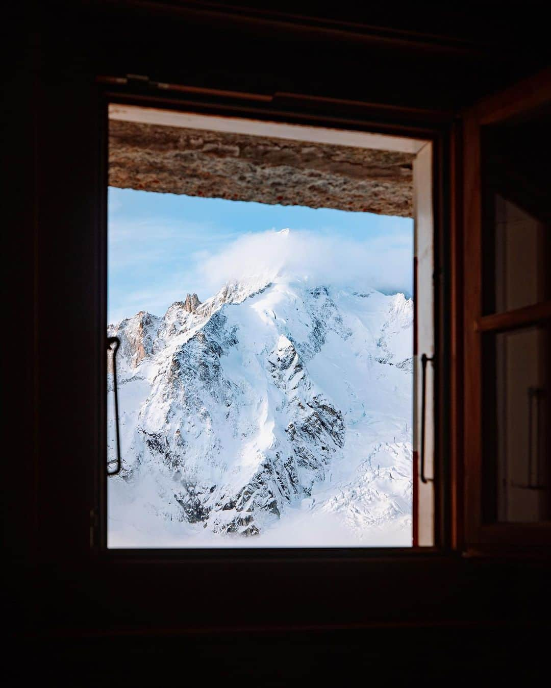 Alex Strohlさんのインスタグラム写真 - (Alex StrohlInstagram)「A night above 2500m with @bentibbettsphotography • We arrived to the shelter in complete fog and with temperatures hovering around -10c. We started a fire, melted snow for drinking, talked about life’s pursuits around a freeze dried mushroom soup, and went to bed. The next morning Ben dragged me out of bed at an ungodly hour and we walked to a ridge 300m above the hut, hoping that the fog would clear. And it did! pretty memorable trip this was..」11月2日 7時12分 - alexstrohl