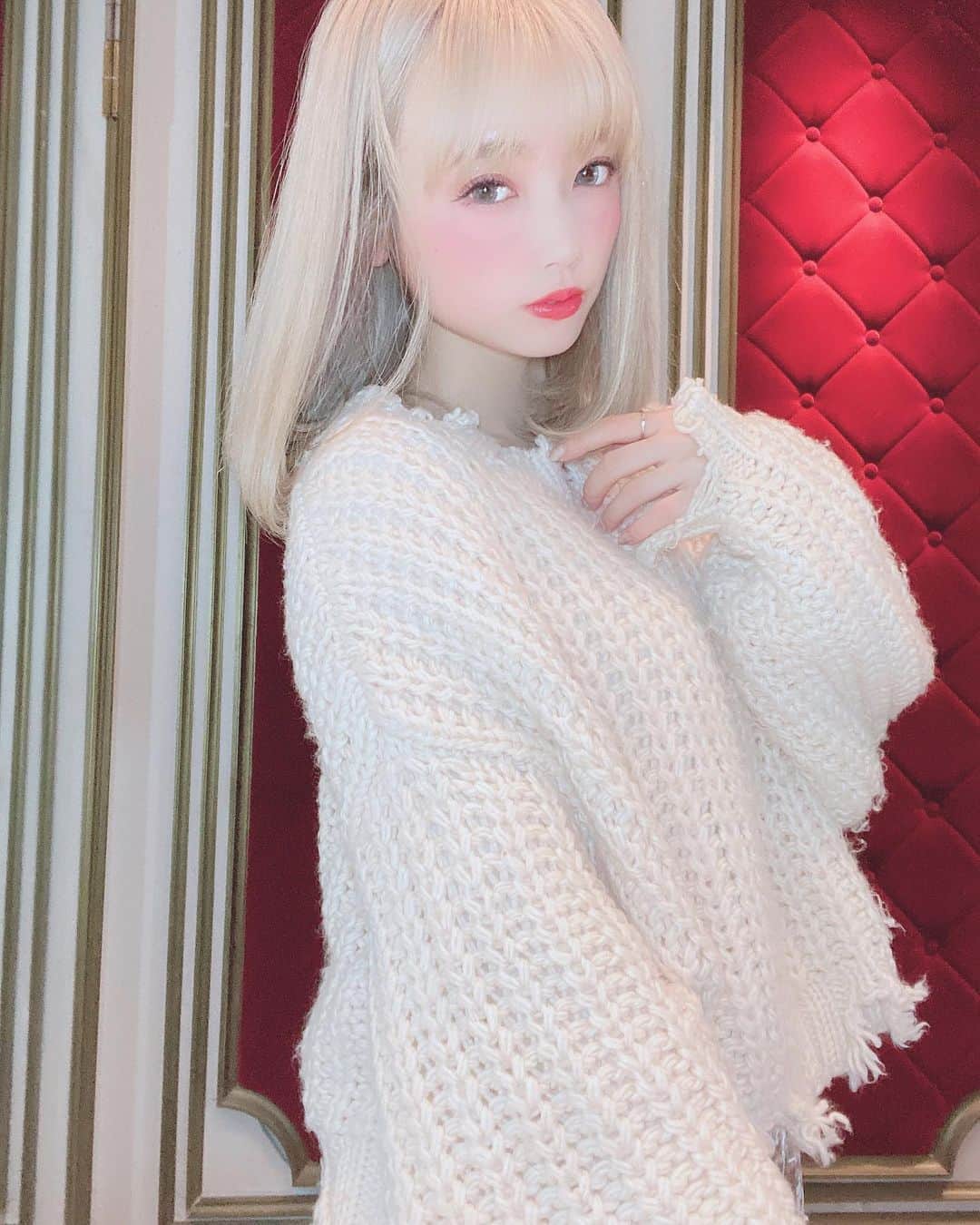 yokoのインスタグラム：「. 全部白すぎるな、、🍼 . . . . . . . . . . . . . . . . #エンタメ活動を止めない #アジア一のエンターテインメント #burlesque#burlesque lesquetokyo#バーレスク東京#ダンサー#透明少女#model#hairmake#makeup#love#ootd#fashion#instagood#instalike#instafashion#tokyo#white #오오티디‭#셀카#메이크업#머리스타그램 #お洒落さんと繋がりたい#カメラ好きな人と繋がりたい#モデル#東京」