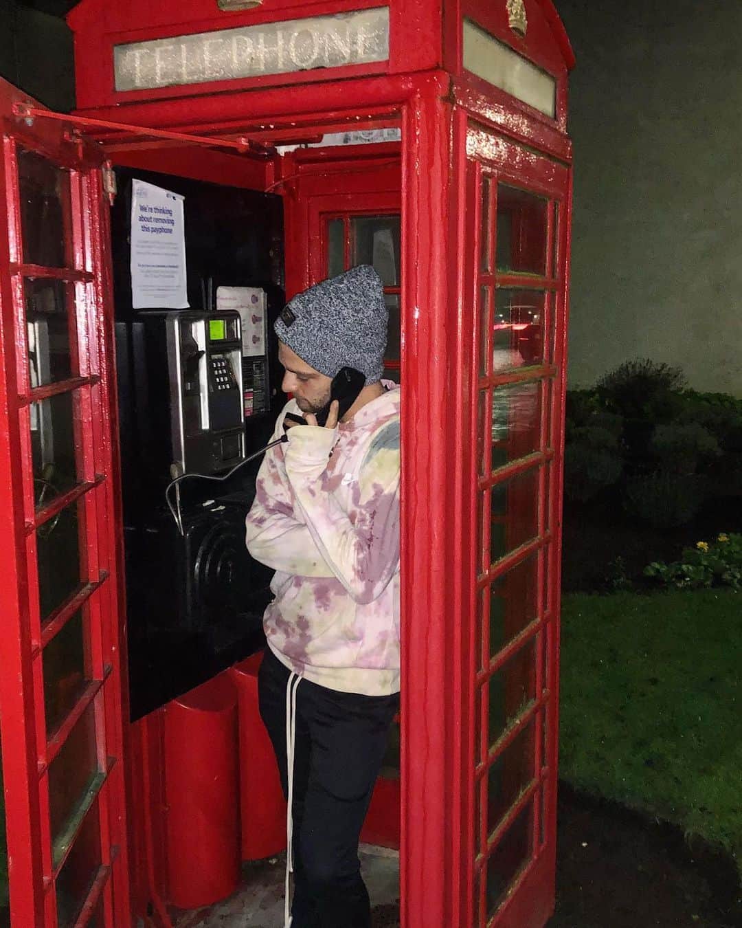 ブレンダン・ケリーのインスタグラム：「Calling you the old fashion way ☎️ #uk #redphonebox #payphone」