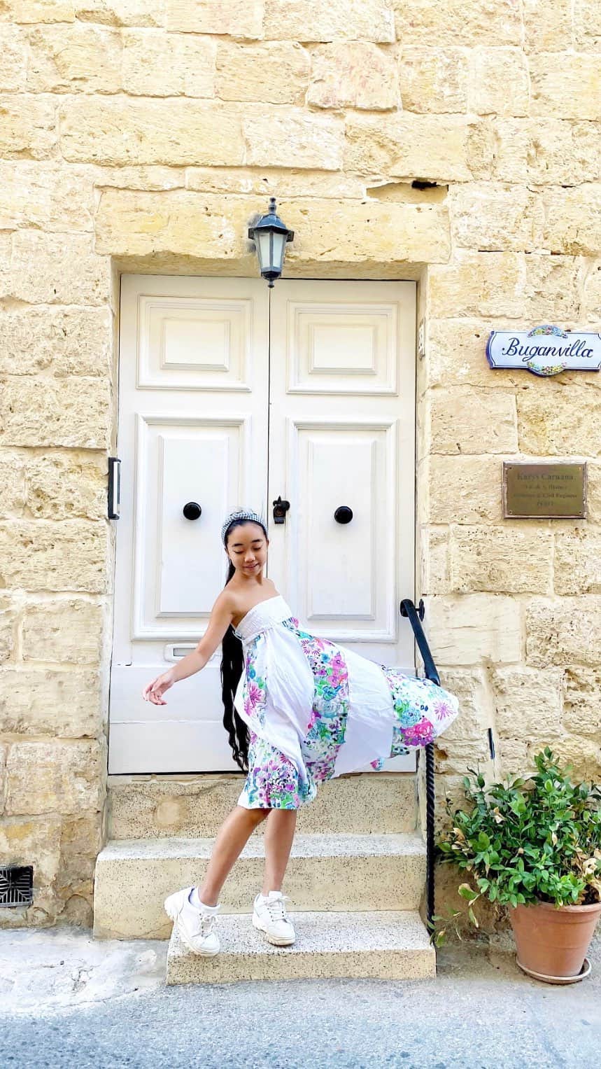 Laraのインスタグラム：「マルタ共和国は英語とマルタ語の２つが公用語！マルタの子供たちは学校でこの２つの言葉を習うんだって。」