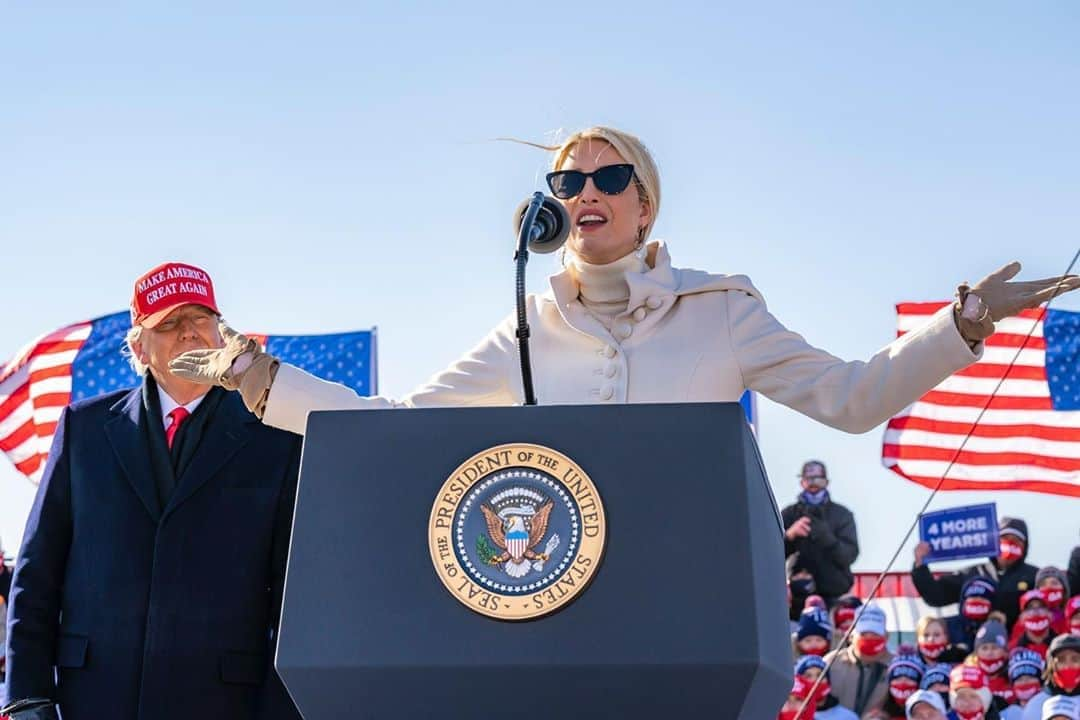 イヴァンカ・トランプさんのインスタグラム写真 - (イヴァンカ・トランプInstagram)「Campaigning with our President, my father @realdonaldtrump, in Dubuque, Iowa!」11月2日 7時28分 - ivankatrump