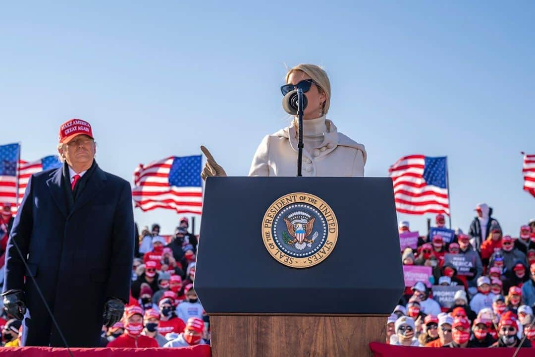 イヴァンカ・トランプさんのインスタグラム写真 - (イヴァンカ・トランプInstagram)「Campaigning with our President, my father @realdonaldtrump, in Dubuque, Iowa!」11月2日 7時28分 - ivankatrump