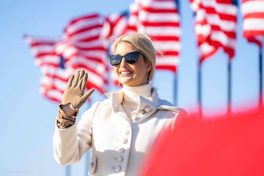 イヴァンカ・トランプさんのインスタグラム写真 - (イヴァンカ・トランプInstagram)「Campaigning with our President, my father @realdonaldtrump, in Dubuque, Iowa!」11月2日 7時28分 - ivankatrump