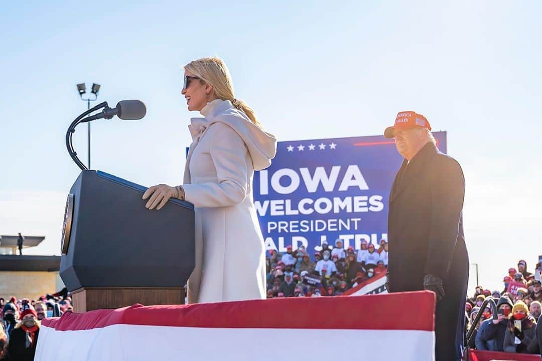 イヴァンカ・トランプさんのインスタグラム写真 - (イヴァンカ・トランプInstagram)「Campaigning with our President, my father @realdonaldtrump, in Dubuque, Iowa!」11月2日 7時28分 - ivankatrump