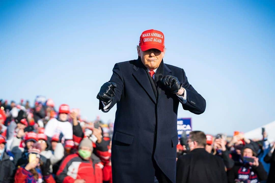 イヴァンカ・トランプさんのインスタグラム写真 - (イヴァンカ・トランプInstagram)「Campaigning with our President, my father @realdonaldtrump, in Dubuque, Iowa!」11月2日 7時28分 - ivankatrump