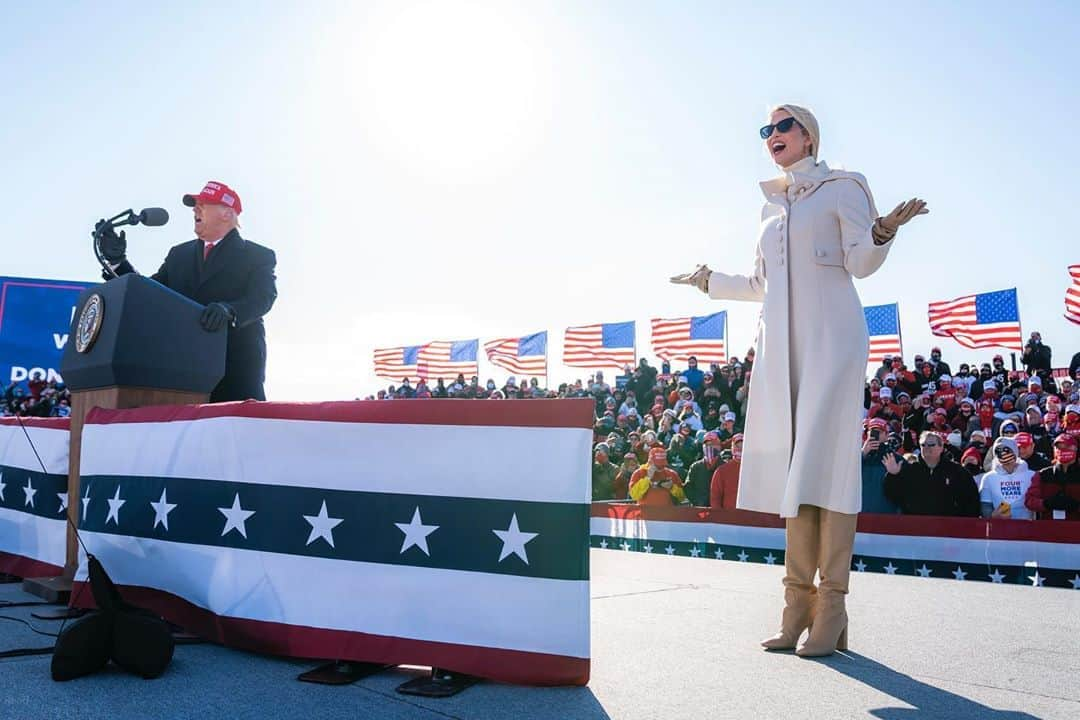 イヴァンカ・トランプさんのインスタグラム写真 - (イヴァンカ・トランプInstagram)「Campaigning with our President, my father @realdonaldtrump, in Dubuque, Iowa!」11月2日 7時28分 - ivankatrump