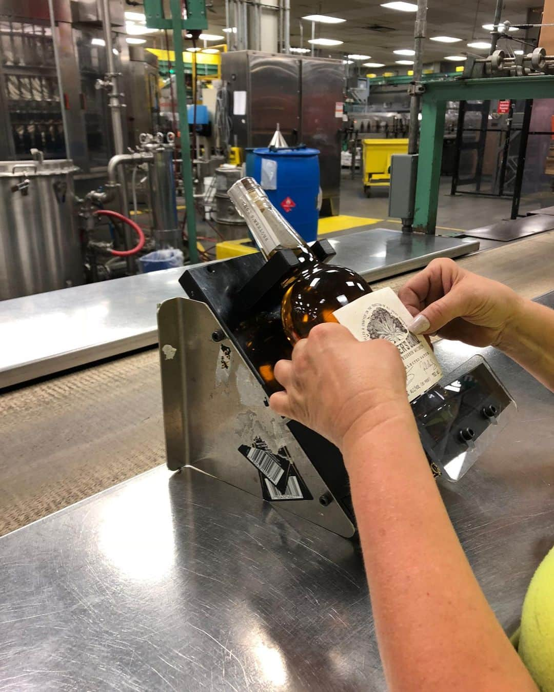 イアン・サマーホルダーさんのインスタグラム写真 - (イアン・サマーホルダーInstagram)「NO FILTER- RIGHT OFF THE BOTTLING FACILITY FLOOR!! AHHHHH! I’M SO EXCITED TO SEE THESE BOTTLES ON THE BOTTLING LINE! WOOHOO! BOOM- WE’RE ON OUR WAY TO GETTING YOU BOURBON SOON! CHECK THIS OUT! A SPECIAL EMAIL IS COMING TO YOUR INBOX (In the next day) TO YOU ALL THAT HAVE SIGNED UP. IF YOU HAVEN’T SIGNED UP GO TO:  Brothersbondbourbon.com & Follow @brothersbondbourbon for more content and links 🙌🥃🔥 *Must be legal drinking age*」11月2日 7時26分 - iansomerhalder