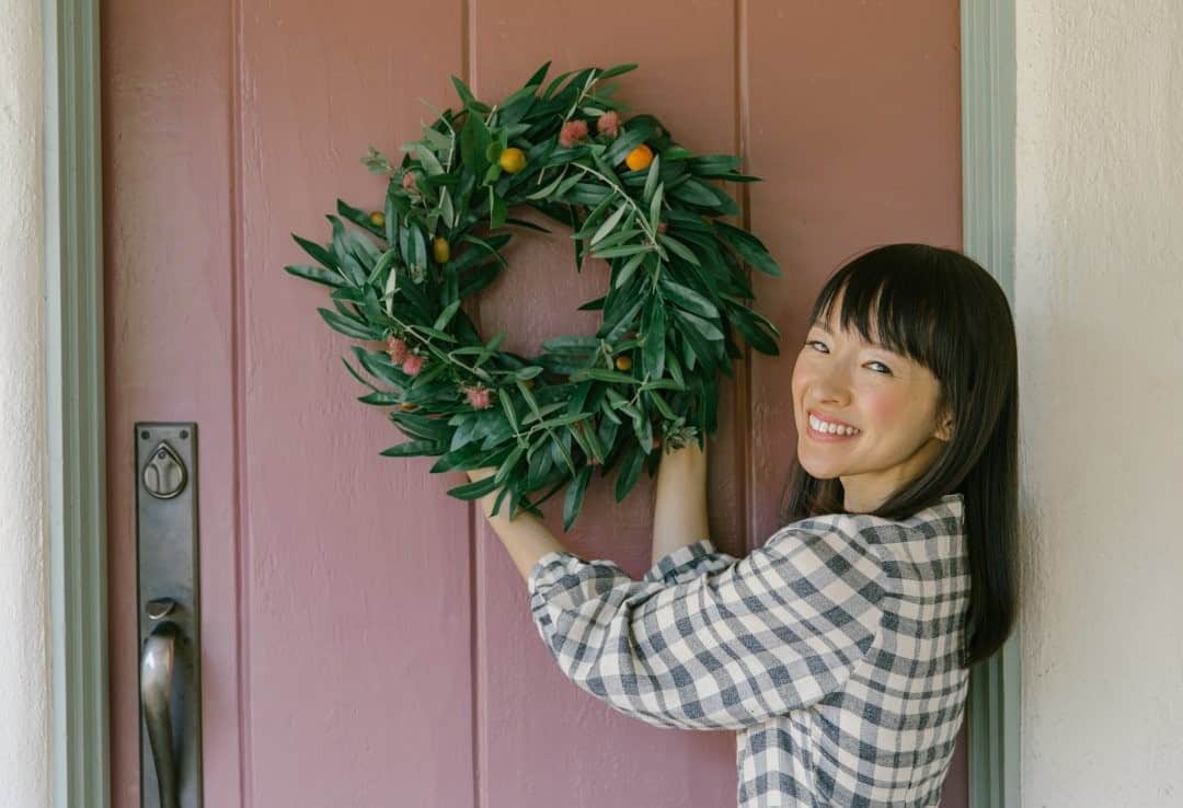 近藤麻理恵のインスタグラム：「Our @konmari.co holiday gift guide is here! This year – more than ever – is a time to express gratitude to the people who support you and spark joy in your life. As we all spend more time at home and embrace simple gatherings, these gifts – large and small – will elevate rituals and everyday routines. Visit the link in my profile to explore. 🎁」
