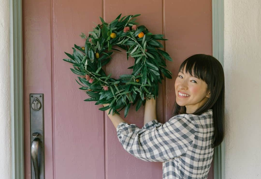 近藤麻理恵さんのインスタグラム写真 - (近藤麻理恵Instagram)「Our @konmari.co holiday gift guide is here! This year – more than ever – is a time to express gratitude to the people who support you and spark joy in your life. As we all spend more time at home and embrace simple gatherings, these gifts – large and small – will elevate rituals and everyday routines. Visit the link in my profile to explore. 🎁」11月2日 7時30分 - mariekondo