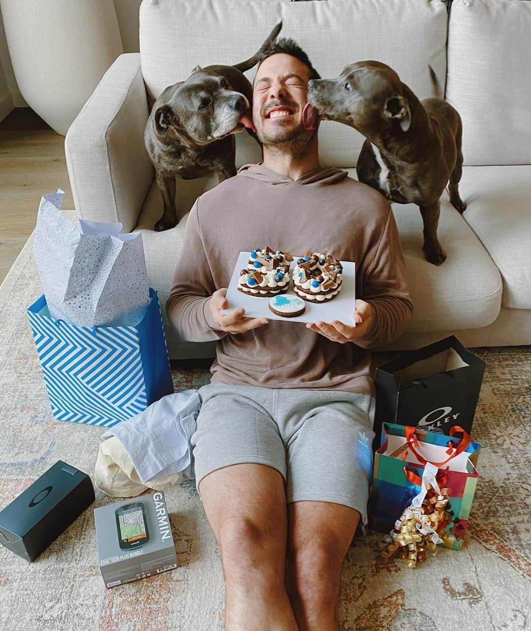 DARREN&PHILLIPさんのインスタグラム写真 - (DARREN&PHILLIPInstagram)「Happy 30th Birthday to our wonderful Dad! We ♥️ u so v v much but even more when u haz cake. Dazzy and Philly x」11月2日 7時32分 - the_blueboys