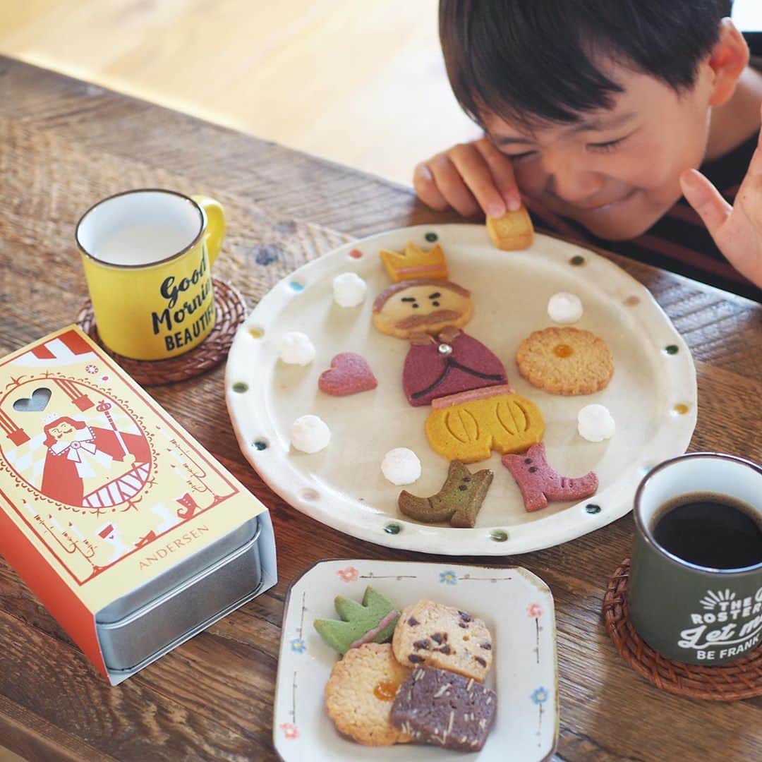 あさひ/Asahiさんのインスタグラム写真 - (あさひ/AsahiInstagram)「2020/11/02🍪 こどものおやつ ＊アンデルセンの童話クッキー 　(裸の王様)  アンデルセンのクッキーを贈っていただいたので、息子とおやつタイム🥺🍪最高か。。 広島のベーカリー・アンデルセン(@andersennet )の童話クッキーのシリーズです。 今までも人魚姫と親指姫を買ったことあるのだけど、裸の王様は初！かわいすぎる🥺👑 今月11月からはマッチ売りの少女になったんですけど、それもまた可愛いので、ぜひ見てほしい🥺🥺🥺  童話クッキーのほかにも、アンデルセンは可愛いクッキーとパンがいっぱいで、贈り物にも喜ばれるのでよく利用させてもらってます。 見た目が可愛いのは一目瞭然として、とにかく味が美味しい。食べた瞬間、ちゃんとしてる！！ってなります。笑 ちゃんとしてないと、人に贈れないですもんね。  👦🏻「おいしくって ほっぺが　と〜ろとろ♡」 ↑これ、息子の口ぐせなんですけど、これが出たってことはほんとに美味しいヤツってことです😂！！！  👦🏻「おうさまの金メダル(王冠のことだと思う🤣)は、もうちょっとここかな？くつは ここかな？」 と、息子がバランスを見ながら微調整して並べてくれてました。  自宅でほっこり用に、イベント用に、贈答用に◎。 美味しくて可愛いは正義！ 関係ないけど、このカンカンのサイズ感も好きで、食べたあといろいろ小物を入れるのに重宝してます😂笑 気になる方は @andersennet へ🍪」11月2日 7時38分 - morningsun3480