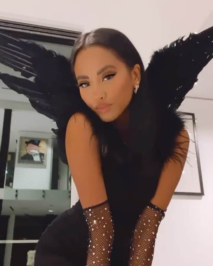 エマリン・エストラーダのインスタグラム：「an angel or whatever 🖤🖤🖤」