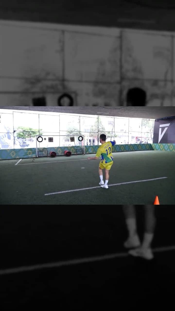 アレッサンドロ・ローザ・ヴィエイラのインスタグラム：「LINK NO STORIES-   Quer dar muitaaa risada?   Esse vídeo está sensacional 😂😂  @juninhomanella   @lucaneta10   @nataliaguitler   @fred   @canal_falcao12   @easportsfifabrasil @easportsfifa   Edição - @adoni」