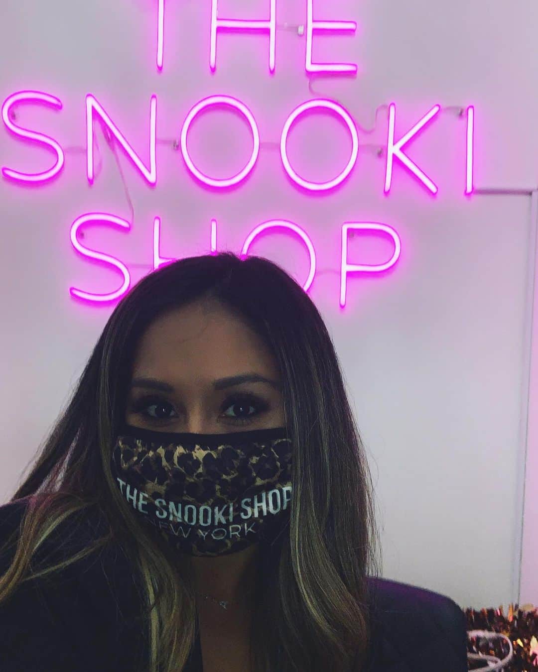 ニコール・ ポリッツィのインスタグラム：「THANK YOU to everyone who came out to our Beacon Location Grand Opening day!!! Obsessed with all of you to allowing us to have such an insane turnout 🖤💋 Enjoy Beacon & #shoplocal 🙏🏽 @thesnookishop」