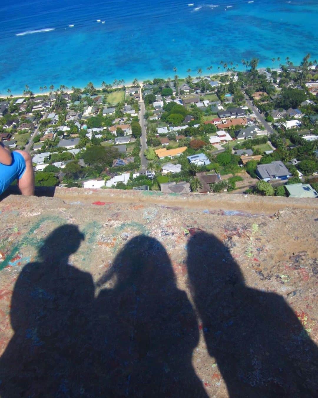 のインスタグラム：「私が海外生活をしたいと思ったきっかけになったハワイ旅行。ローカルなハワイをたくさん見せてくれて、おかげでいろいろ知ることが出来た。でもまだまだ知らないことを知って違う世界を見たいと思うようになって、今がある😇今日本以外でどこかに行けるとしたら間違いなくここに行きたい🥺3人でまたいつかハワイで会いたいな😌親友が住んでるからこそ私にとっては特別な場所🌴#Hawaii#Honolulu」