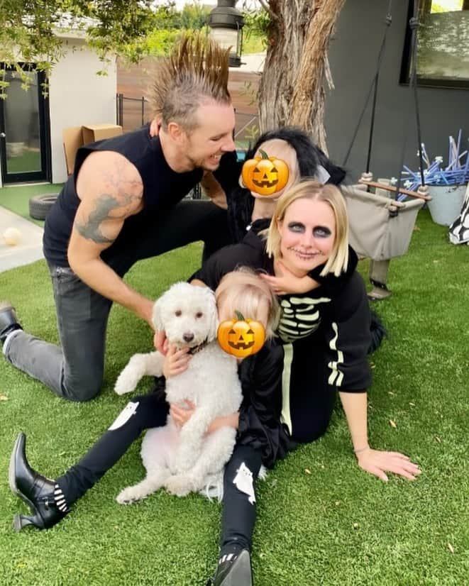 クリスティン・ベルさんのインスタグラム写真 - (クリスティン・ベルInstagram)「1. Standard halloween characters  2. Barely passable family picture 3. VOTE VOTE VOTE」11月2日 8時12分 - kristenanniebell