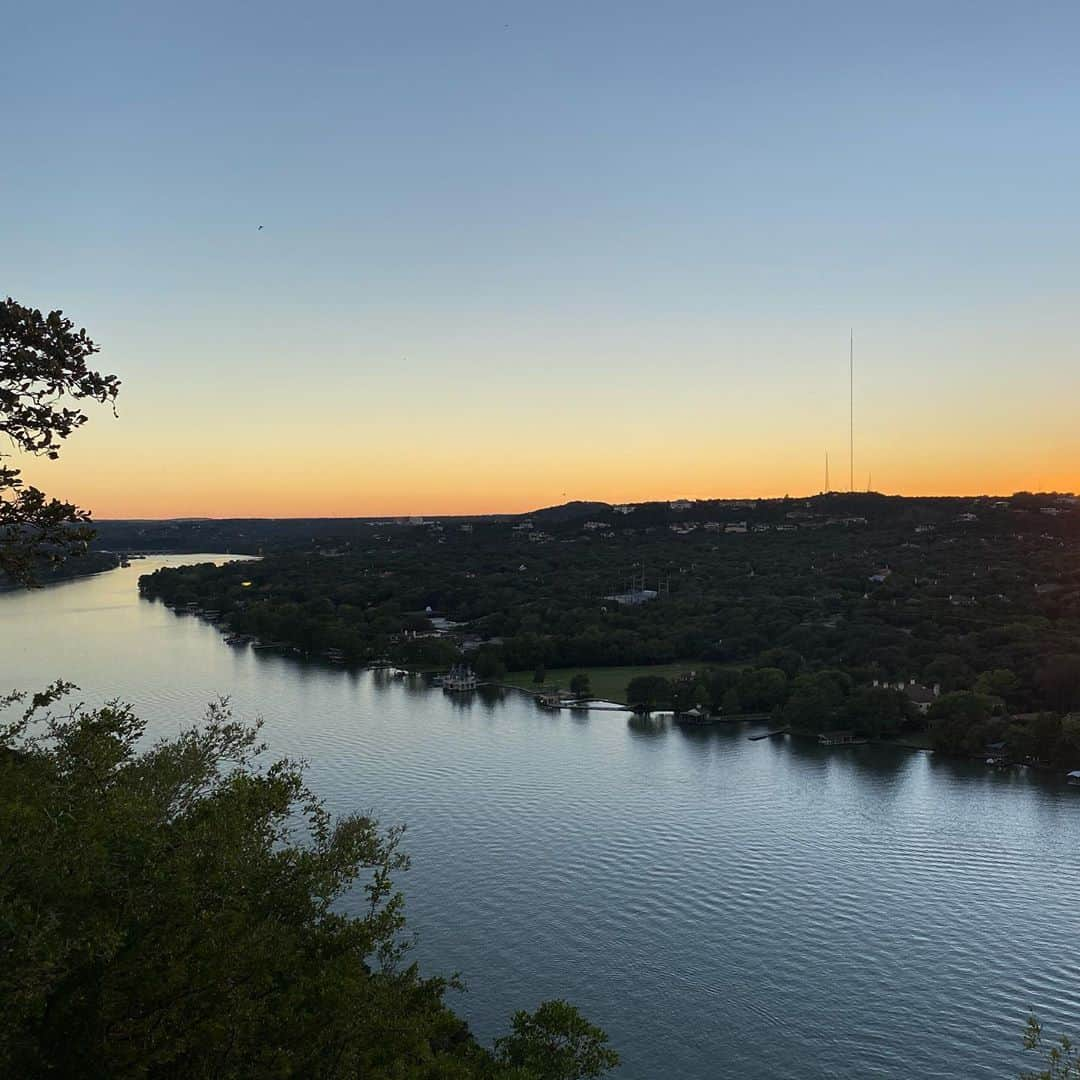 ショーン・ラビットさんのインスタグラム写真 - (ショーン・ラビットInstagram)「After exactly 8 months no traveling, I came to Austin, TX to visit my buddy @rickdorn and just getaway for a few days and it was awesome. BBQ, steaks, beers, exploring the capitol, the hills, walking 8 miles, kayaking seeing old friends and making new ones! We did it all! Austin is such a cool place and this was just an awesome Texas experience! Thanks Ricky and Texas for the hospitality! (More photos to come!) “A good friends are like stars, we may not always see them but they are always there.” - ちょうど8か月間旅行をしなかった後、テキサス州オースティンに来て、友達の @rickdorn を訪ね、ただ逃げ出しました。それは素晴らしかったです。  バーベキュー、ステーキ、ビール、国会議事堂、丘の探索、8マイルのウォーキング、カヤック。 全部やりました！  オースティンはとてもクールな場所で、これは素晴らしいテキサスの経験でした！ しかし、20年以上の友情の中で、@rickdorn はどこにでも行き、楽しい時間を過ごすことができると私は知っています。 おもてなしをしてくれたリッキーとテキサスに感謝します！ （もっと写真が来ます！）  「良い友達は星のようなものです。私たちはいつも彼らを見るとは限りませんが、彼らはいつもそこにいます。」 . . . . . . . . #figureskating  #travelphotography  #training  #foodie  #fitfam  #travel  #texasbbq #halloweencostume #photography  #ootd  #model  #austintexas  #mensfashion #フィギュアスケート  #トレーニング  #筋肉  #筋トレ  #秋コーデ  #イケメン  #ファッション  #カメラ好きな人と繋がりたい  #今日のコーデ  #おしゃれさんと繋がりたい  #今日の服  #いいね返し  #インスタ映え  #可愛い  #ハロウィン  #おはよう #テキサス」11月2日 8時06分 - seanrabbitt