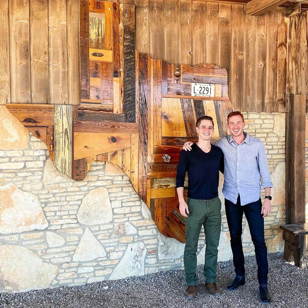 ショーン・ラビットさんのインスタグラム写真 - (ショーン・ラビットInstagram)「After exactly 8 months no traveling, I came to Austin, TX to visit my buddy @rickdorn and just getaway for a few days and it was awesome. BBQ, steaks, beers, exploring the capitol, the hills, walking 8 miles, kayaking seeing old friends and making new ones! We did it all! Austin is such a cool place and this was just an awesome Texas experience! Thanks Ricky and Texas for the hospitality! (More photos to come!) “A good friends are like stars, we may not always see them but they are always there.” - ちょうど8か月間旅行をしなかった後、テキサス州オースティンに来て、友達の @rickdorn を訪ね、ただ逃げ出しました。それは素晴らしかったです。  バーベキュー、ステーキ、ビール、国会議事堂、丘の探索、8マイルのウォーキング、カヤック。 全部やりました！  オースティンはとてもクールな場所で、これは素晴らしいテキサスの経験でした！ しかし、20年以上の友情の中で、@rickdorn はどこにでも行き、楽しい時間を過ごすことができると私は知っています。 おもてなしをしてくれたリッキーとテキサスに感謝します！ （もっと写真が来ます！）  「良い友達は星のようなものです。私たちはいつも彼らを見るとは限りませんが、彼らはいつもそこにいます。」 . . . . . . . . #figureskating  #travelphotography  #training  #foodie  #fitfam  #travel  #texasbbq #halloweencostume #photography  #ootd  #model  #austintexas  #mensfashion #フィギュアスケート  #トレーニング  #筋肉  #筋トレ  #秋コーデ  #イケメン  #ファッション  #カメラ好きな人と繋がりたい  #今日のコーデ  #おしゃれさんと繋がりたい  #今日の服  #いいね返し  #インスタ映え  #可愛い  #ハロウィン  #おはよう #テキサス」11月2日 8時06分 - seanrabbitt