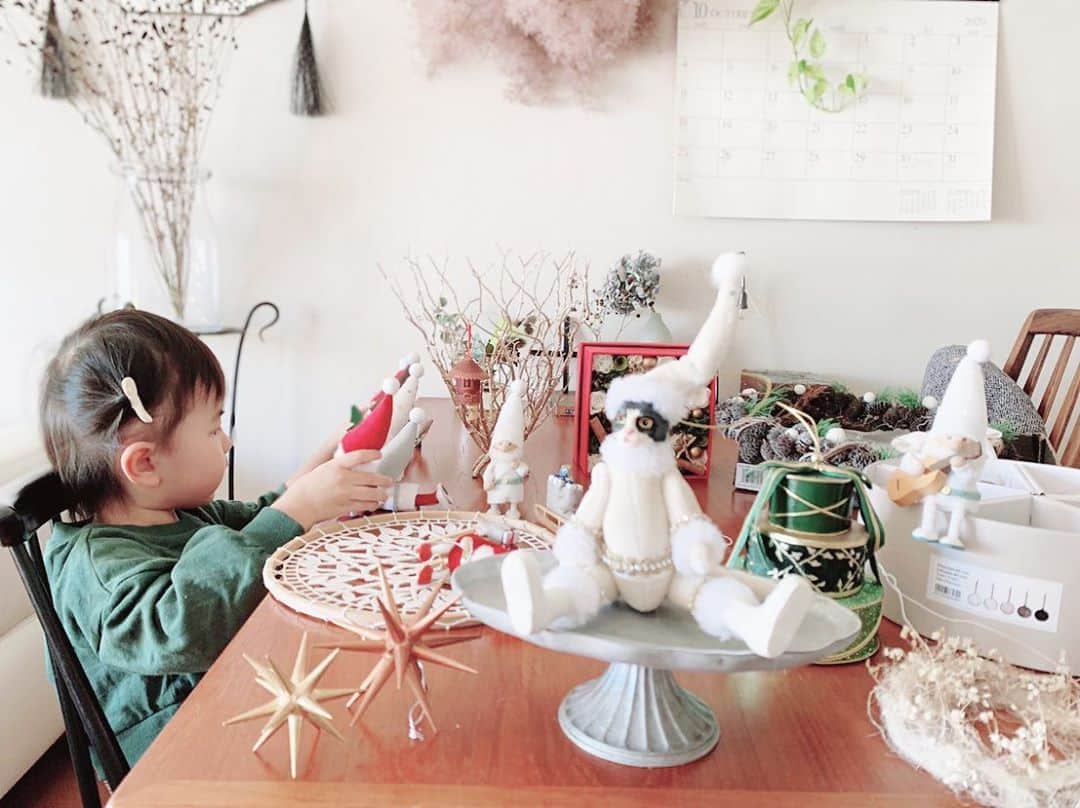 mariomi324のインスタグラム：「実家の#クリスマス準備 🎄 今年は1人増えて👶🏻賑やかなクリスマスになるかな☃️🎁🎂 ♡ 幼稚園の面接でひたすら泣いてた長女さん🙄 なんとか合格したけど、母は春が来るのが心配です💔 ♡ ♡ ♡ #3歳 #女の子ママ #姉妹ママ#kidsfashion #キッズフォト #プティマイン #petitmain #子供のいる暮らし #クリスマス雑貨 #クリスマスインテリア #リビングインテリア #サンタクロース #ノルディカニッセ #christmas #xmas #interiordesign #マミーポコパンツ」