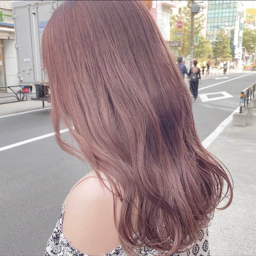 Beleza_official_instagramのインスタグラム：「ミルクティーベージュにほんのりピンクで秋カラーに♡ . ハイブリーチで作ってます！ .  ブリーチは誰に任せるかで仕上がりが全く違います。 .  絶対に失敗したくない方は是非指名予約をおすすめします！！ . 僕だけのオリジナルレシピとマル秘テクニックで艶々サラサラハイトーンにします！！」