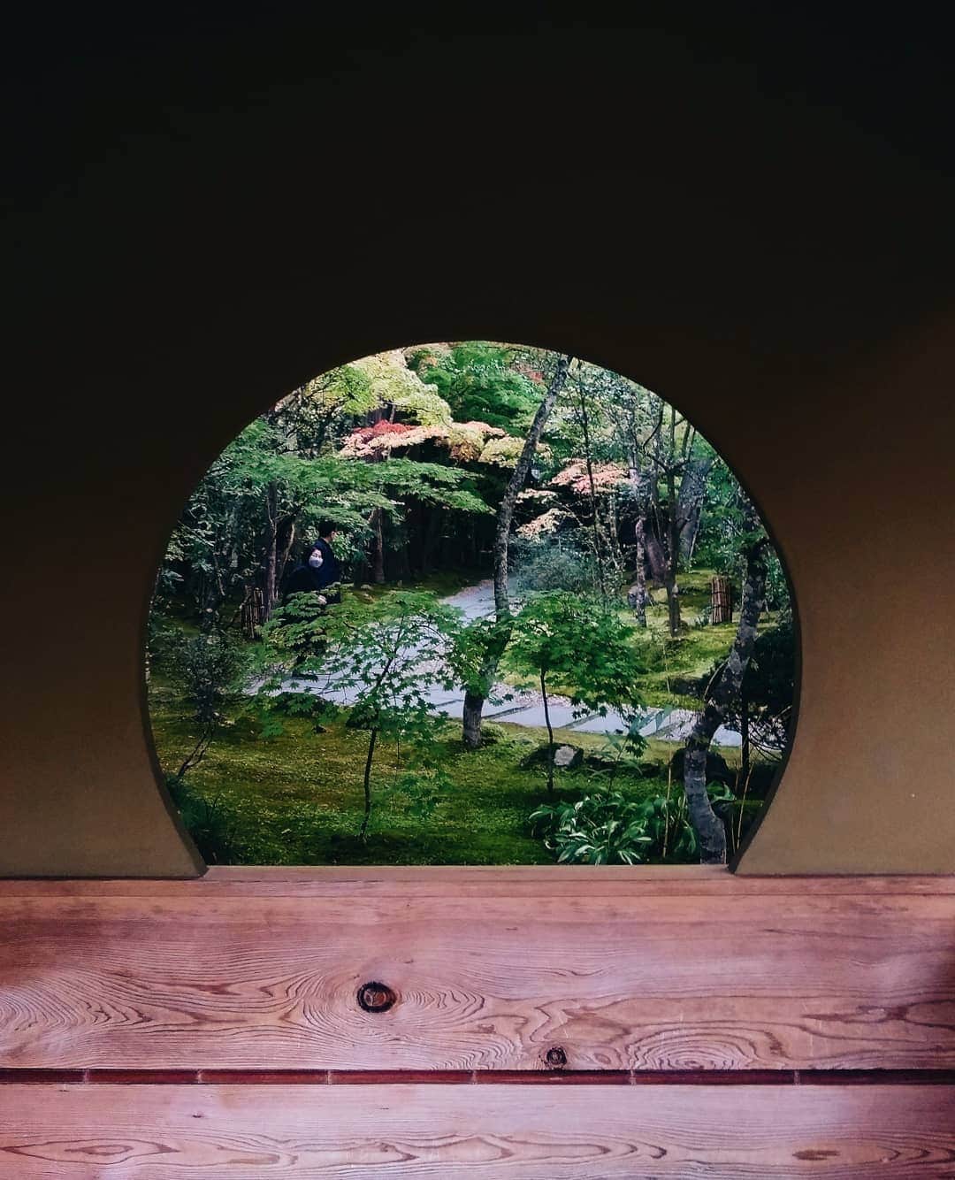 kei_pqのインスタグラム：「円通院庭の休憩所の丸窓 から「禅林瞑想の庭」を眺める  #vsco #vscotrip #vscocam #vscodaily #vscotravel #sendaicafe #松島 #仙台松島 #円通院 #日本庭園 #紅葉 #東北旅行 #東北紅葉 #禅林瞑想の庭」